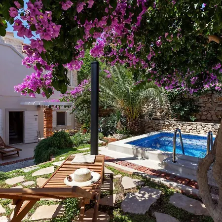 Holiday Marijan بيت للعطل