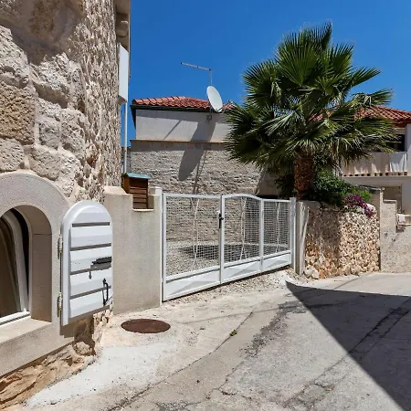 Marijan By Interhome Sutivan