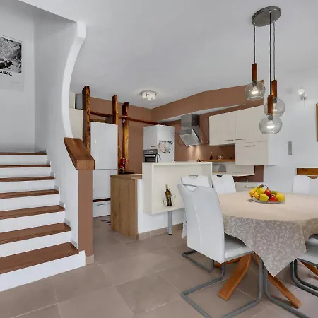 Marijan By Interhome Sutivan